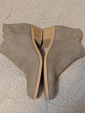 NWOT Dolce Vita Taupe Real Suede, Zip Ankle Boots. Like New. Size 8